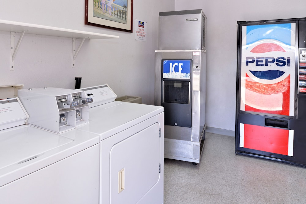 Majestic Inn And Suites - photo 19