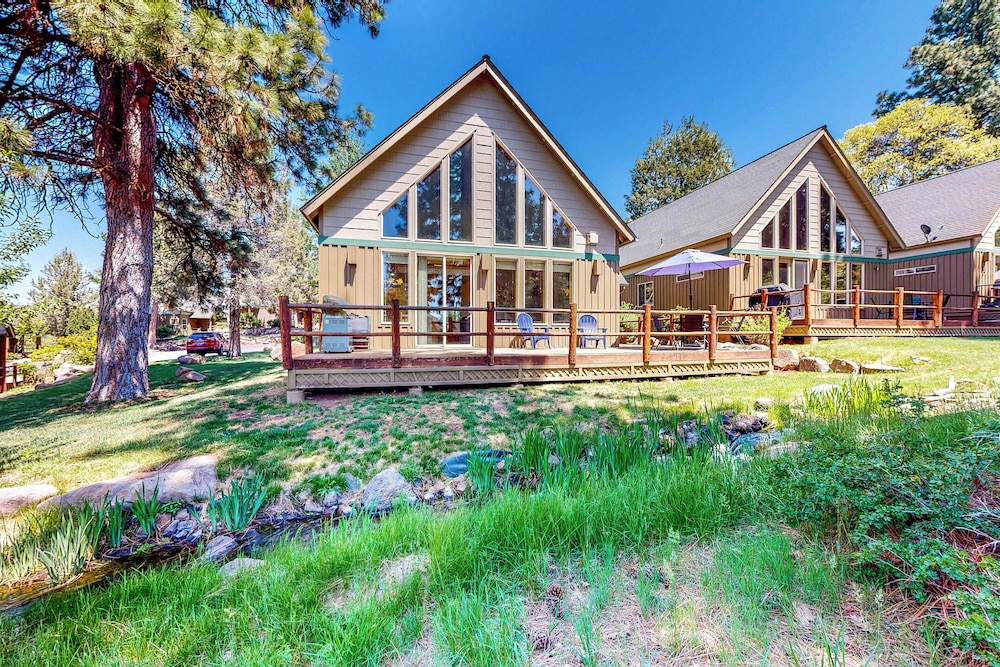 Gateway to Crater Lake Resort Retreat with Pool — 4-Star Luxury Hotel in Klamath Falls, United States
