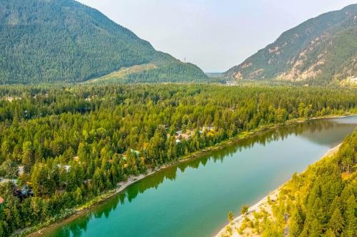 Fish On - carbon neutral hotel in Unknown City