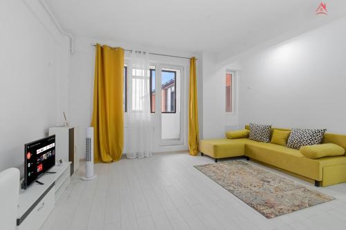 Sunny Yellow Apartment Penthouse Aer Conditionat Free Parking Self Check in — 4-Star Luxury Hotel in Rosu, Romania