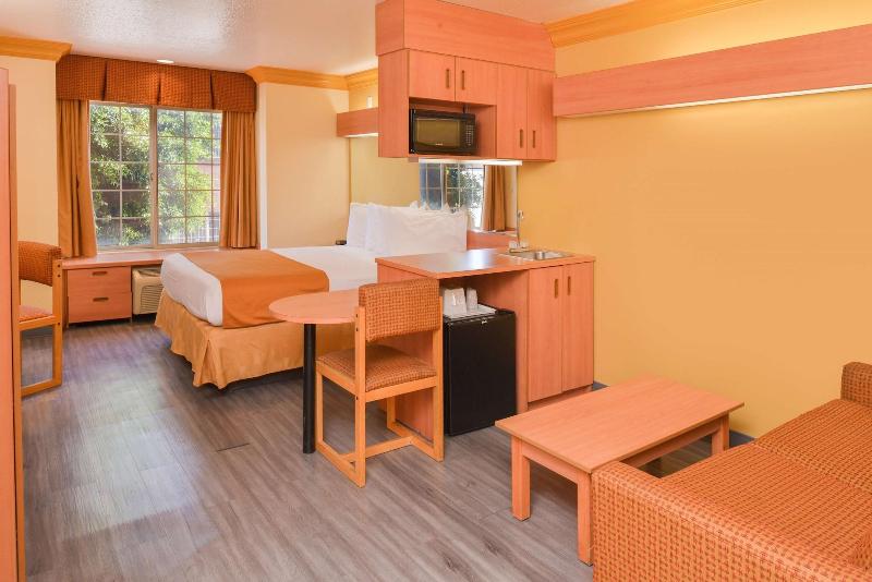 H3 Inn & Suites LAX Airport - photo 10