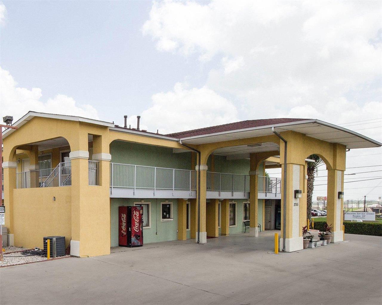 Econo Lodge Inn & Suites Coliseum - photo 3