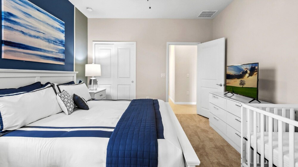Orlando Getaway: Near Disney Pool Resort — 4-Star Luxury Hotel in Davenport, United States