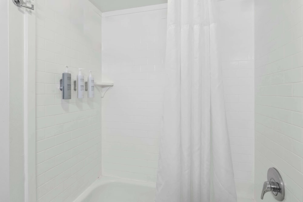 Hampton Inn Pennsville - photo 23