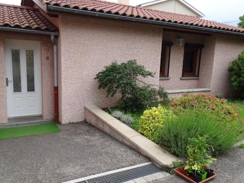 Le Nid Douillet Des Pres - carbon neutral hotel in Grezieu-La-Varenne