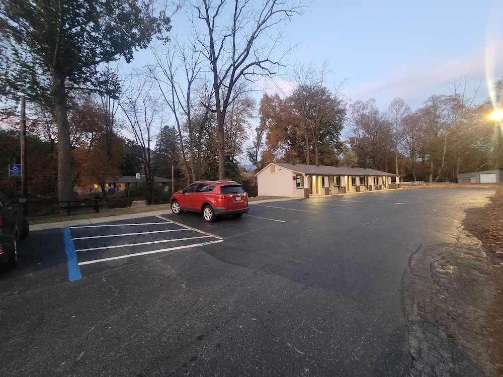Economy Inn Sylva - photo 40
