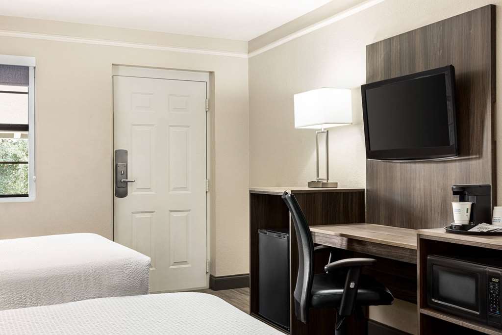 La Quinta Inn by Wyndham San Antonio Lackland - photo 39