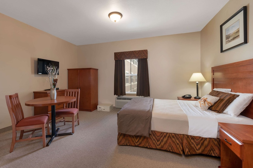 Clarion Hotel & Suites Williston - photo 10