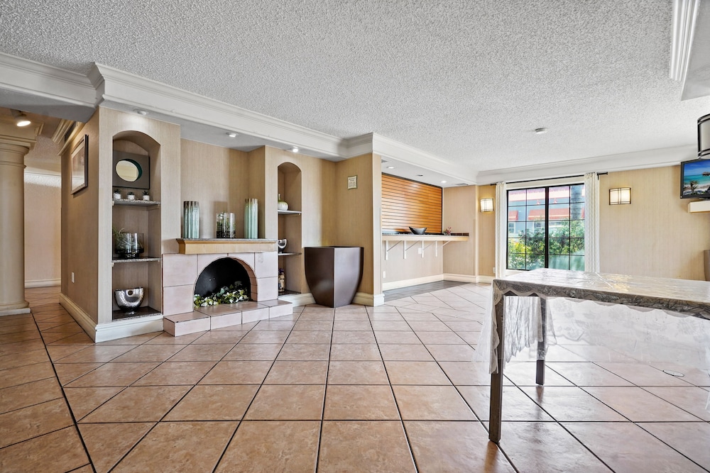 La Quinta Inn by Wyndham Costa Mesa Newport Beach - photo 3