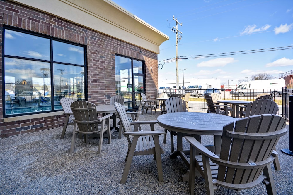 Hampton Inn & Suites Detroit Warren - photo 40