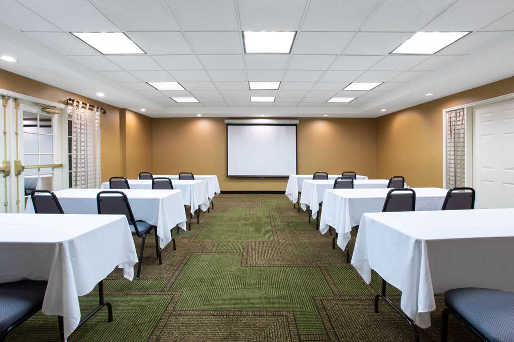 La Quinta Inn & Suites by Wyndham Denver Southwest Lakewood - photo 27