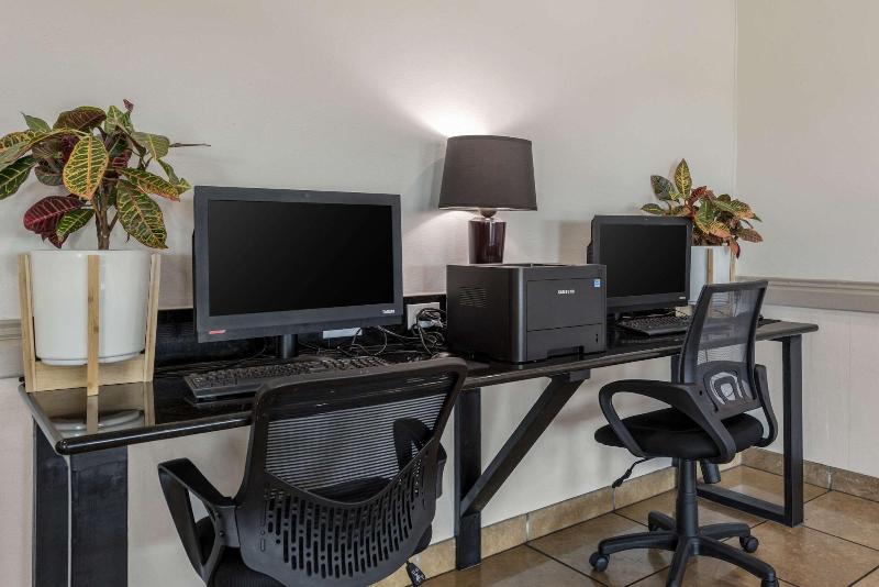 Suburban Studios Pueblo North - photo 32