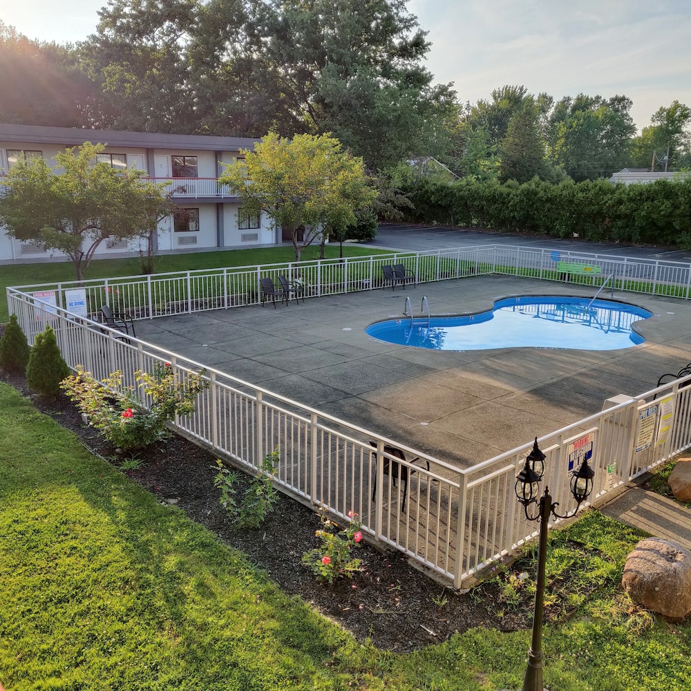 Sprucewood Inn - photo 26
