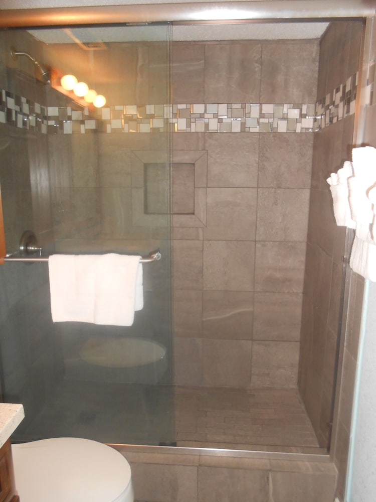 0409 Waters Edge Resort 1 Bedroom Condo by Redawning - photo 12