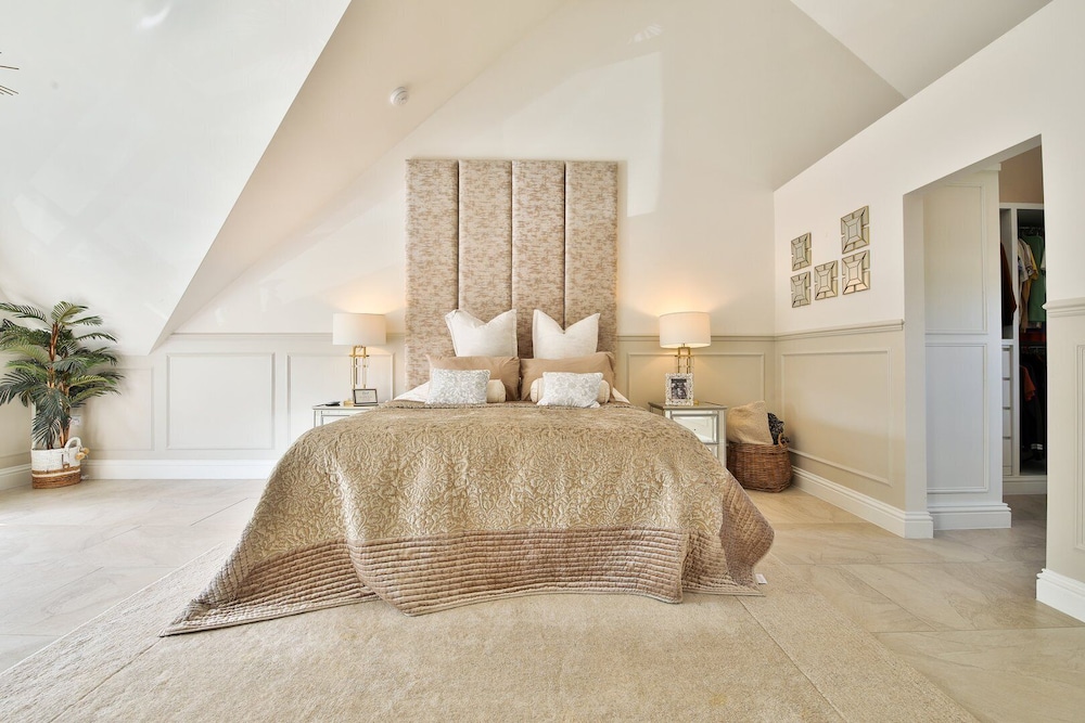 Modern 5 bed Retreat With Parking in Swansea, United Kingdom