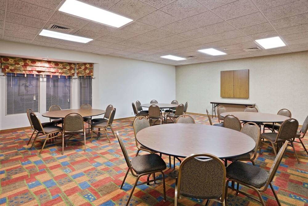 Overland Park Hotel - photo 18