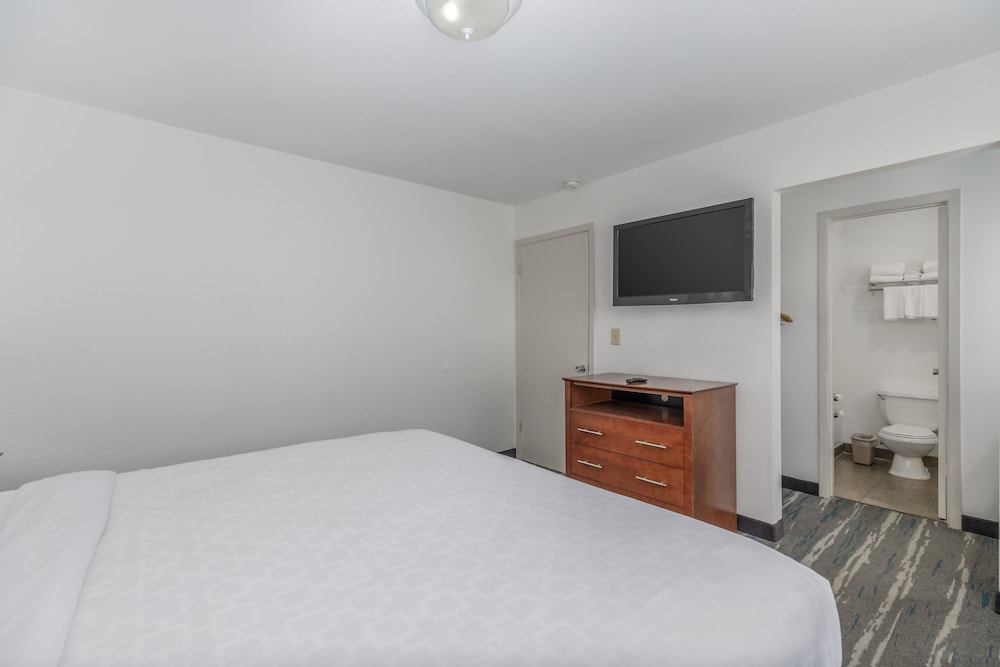 Crossroads Inn & Suites - photo 14