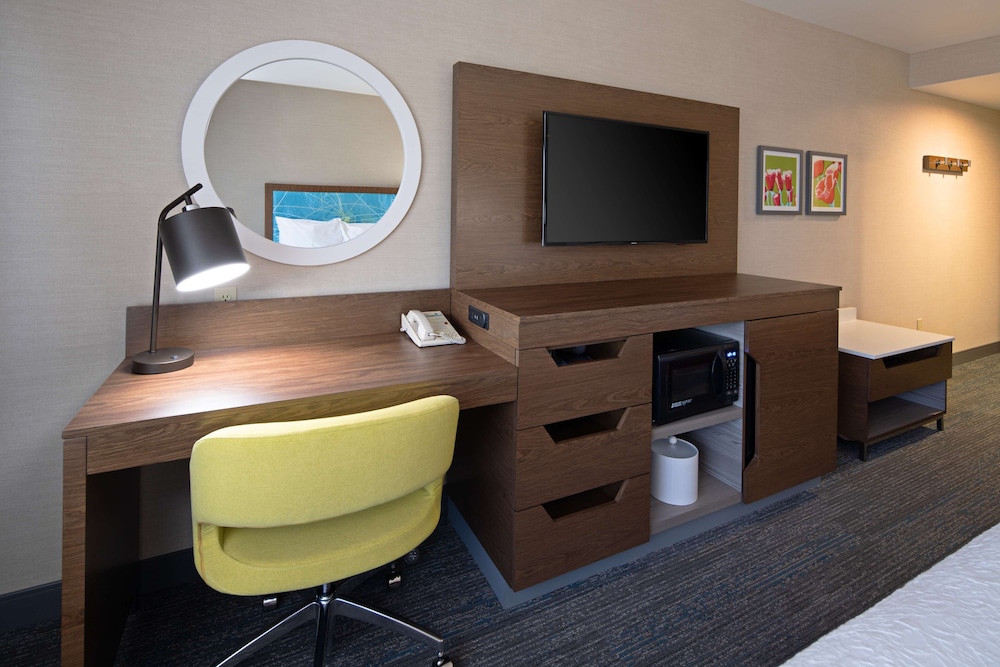 Hampton Inn Visalia - photo 4