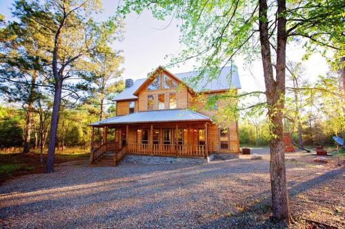 Cul de sac Cabin Pool Table Hot tub Pet Friendly — 4-Star Luxury Hotel in Broken Bow, United States