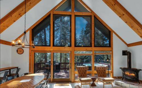 Remodeled 4BDR Cabin with AC Lake Views Hot Tub Bunk Room Excellent Location — 4-Star Luxury Hotel in Kings Beach, United States