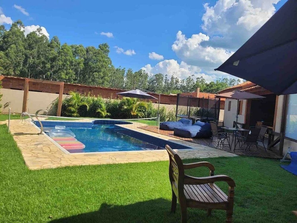 Linda Casa de Campo Nova em condomínio com piscina aquecida — 4-Star Luxury Hotel in Porangaba, Brasil