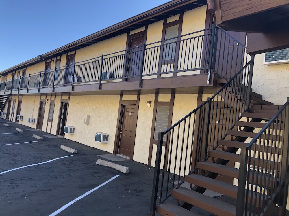 Golden Hills Motel - photo 19
