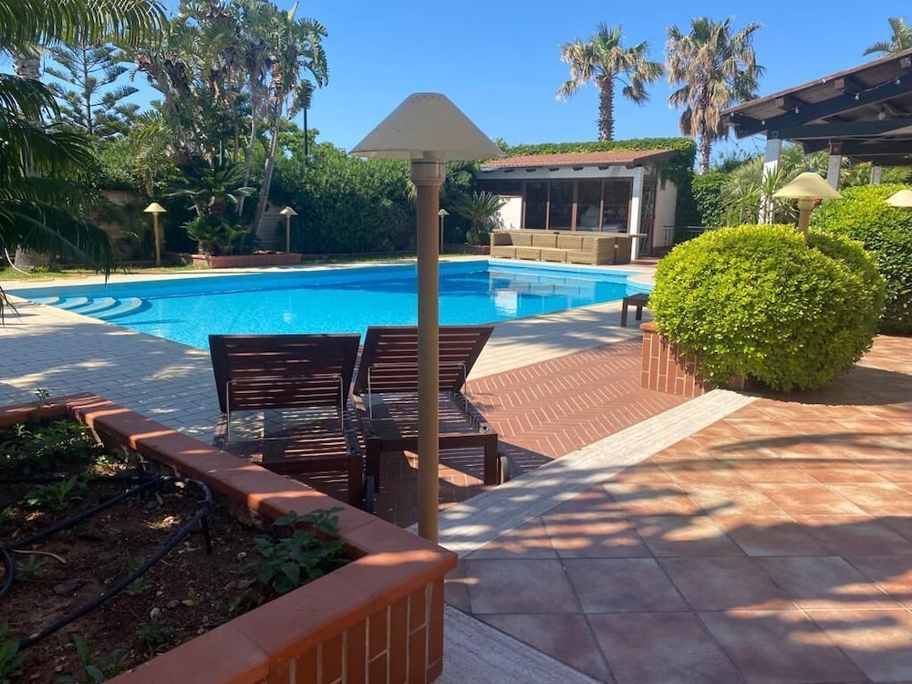 Villa Seven Palms — 4-Star Luxury Hotel in Isola Delle Femmine, Italy
