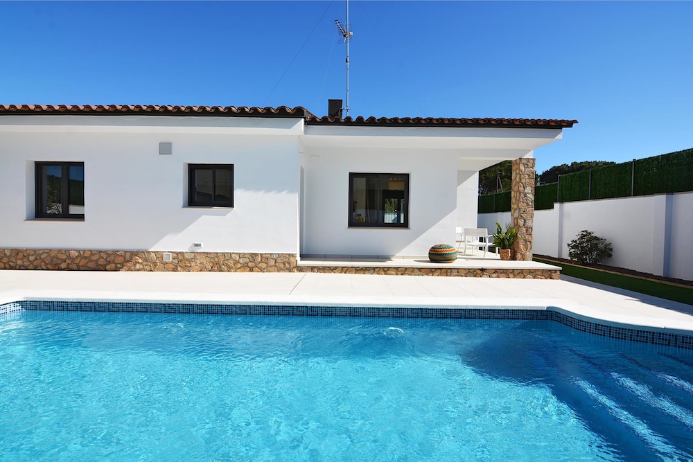 Holiday Home Vinya — 4-Star Luxury Hotel in L'escala, Spain