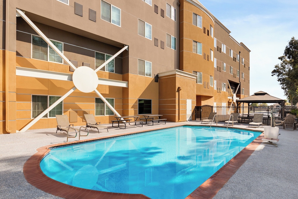 Holiday Inn Express and Suites Bakersfield Central by IHG - photo 22