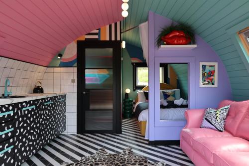 Ammonite Glamping Pod & Hot Tub — 4-Star Luxury Hotel in Leicester, United Kingdom