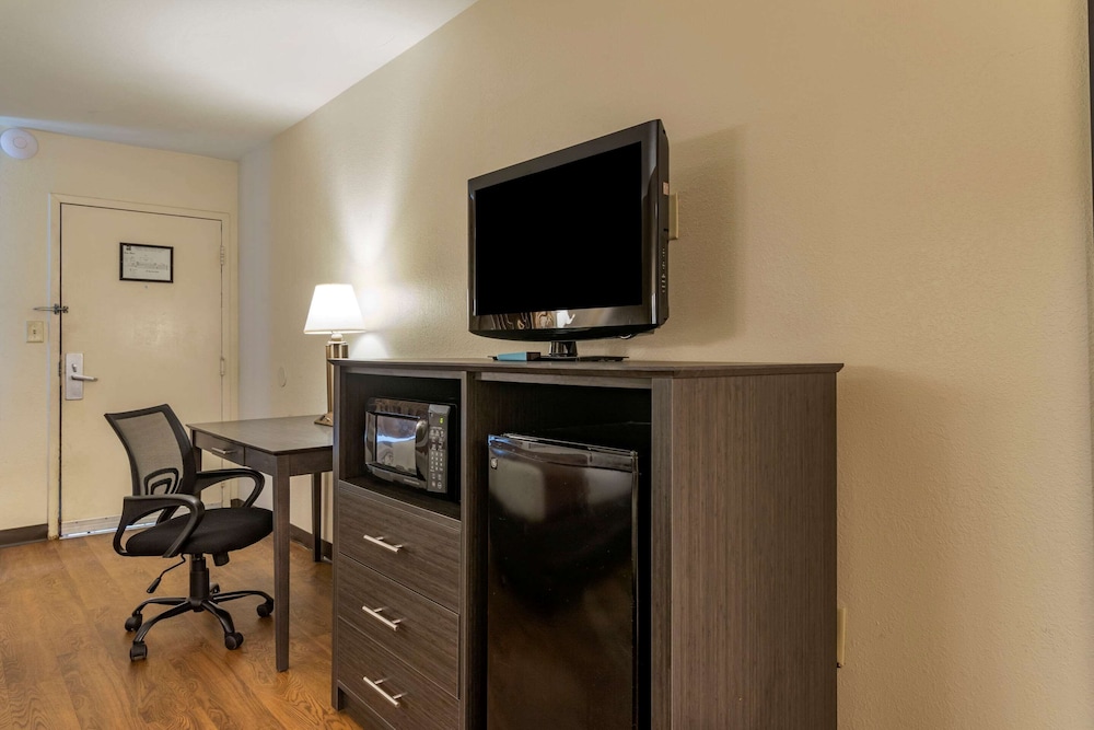 Quality Inn At Town Center - photo 23