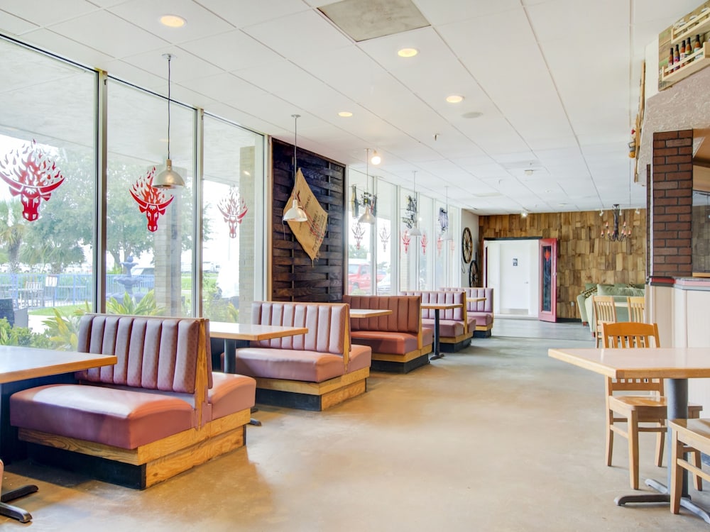 OYO Hotel Dundee By Crystal Lake - photo 39