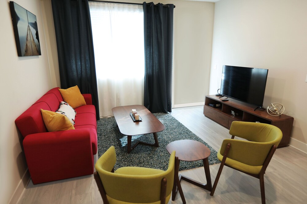 Downtown Cosmopolitan Suites - photo 17