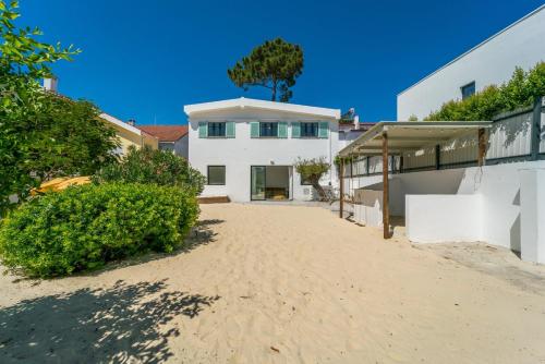 Spacious Home Garden & Cinema Costa da Caparica By Airnest — 4-Star Luxury Hotel in Charneca, Portugal