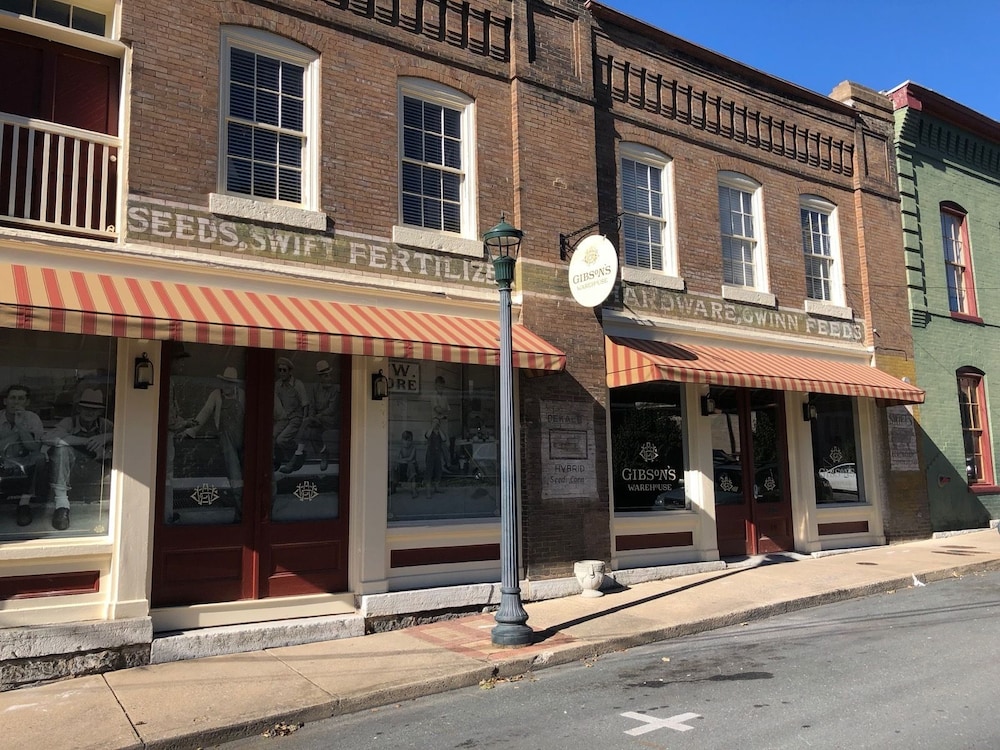 Gibson's Warehouse — hotel in Staunton