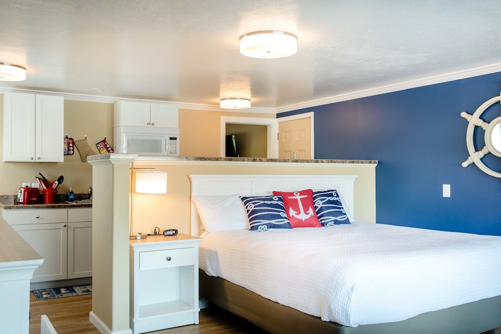 Capt. Thomson's Resort - photo 12