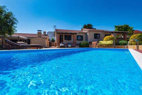 Stone villa Tea with pool — 4-Star Luxury Hotel in Posedarje, Croatia