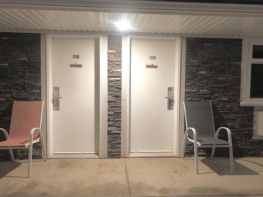 Bison Motel — Wainwright