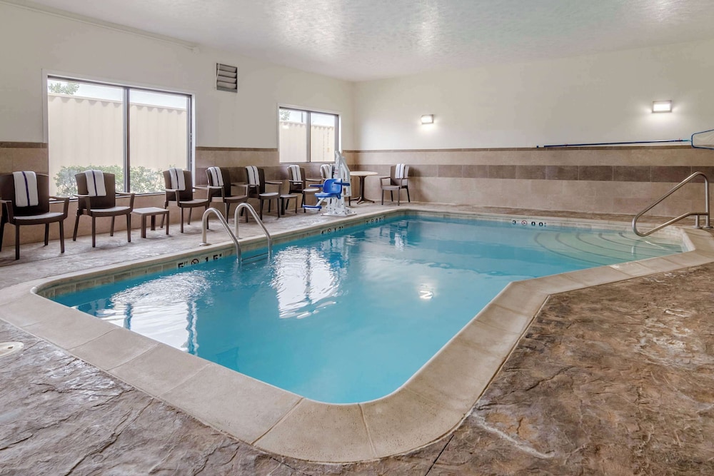 Comfort Suites Speedway Kansas City - photo 24