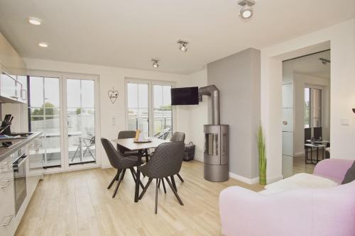 Modernen Ferienwohnung mit Balkon Kamin Alte Fischfabrik Lauterbach FeWo 13 — 4-Star Luxury Hotel in Putbus, Germany