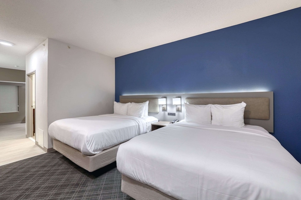 Comfort Suites Milwaukee Airport - photo 25