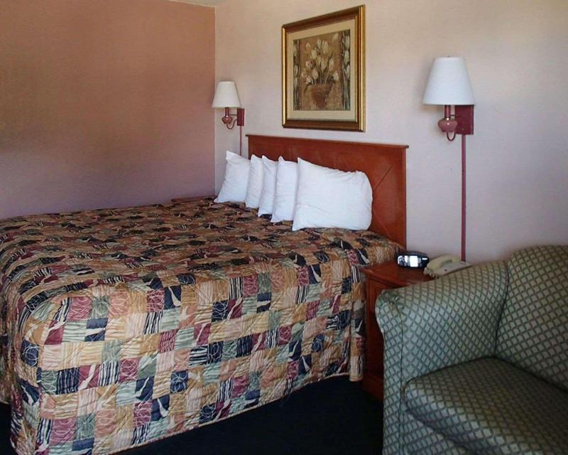Rodeway Inn Leesburg Chain of Lakes - photo 6