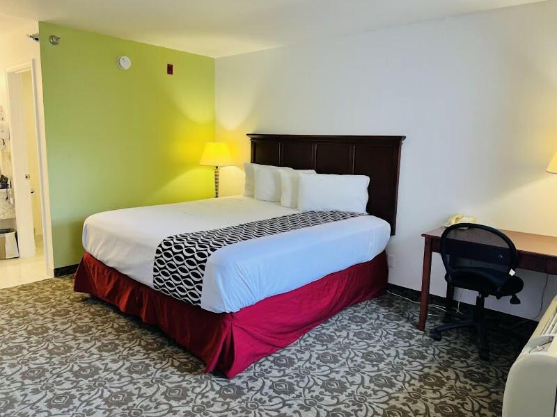 Celebrity Inn - photo 3