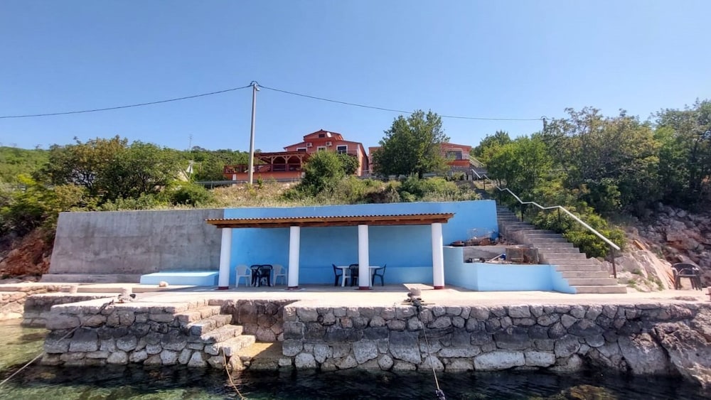 Jase 30 m From Beach Sa1 crvena Kuhinja in Karlobag, Croatia