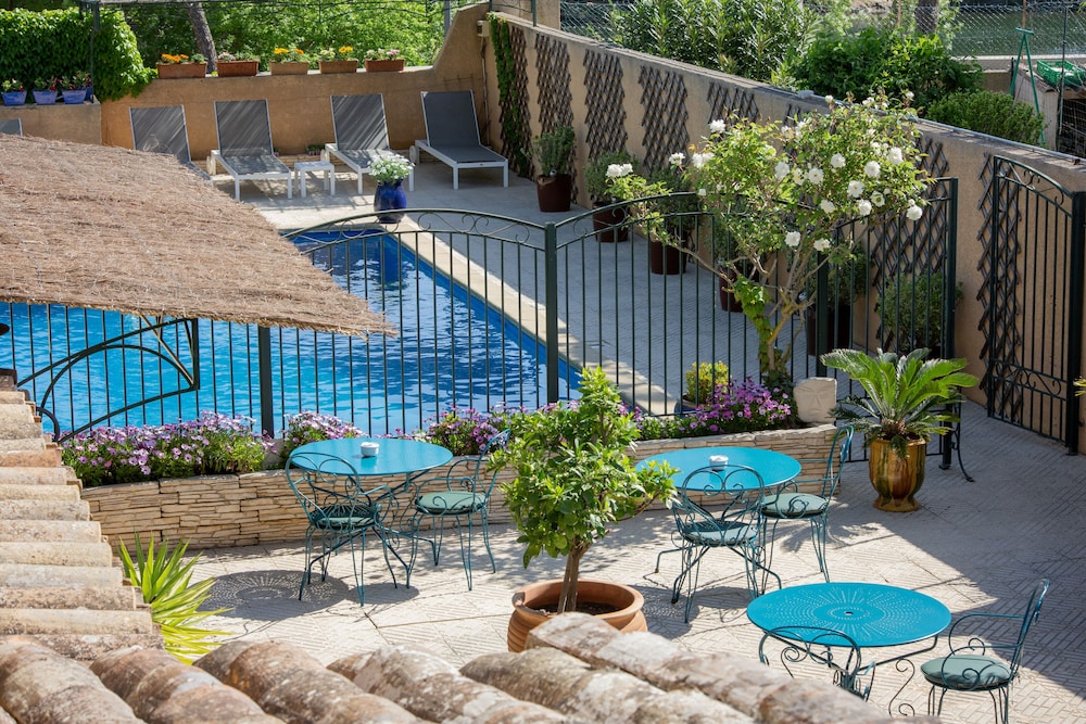 Casa Belle — 4-Star Luxury Hotel in Serignan, France