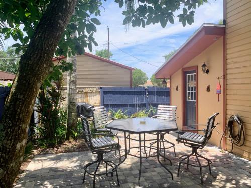Cozy Bungalow — 4-Star Luxury Hotel in Winter Haven, United States