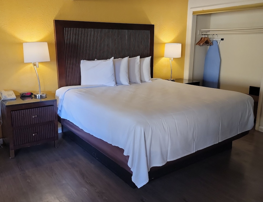 Mission Inn and Suites - photo 11