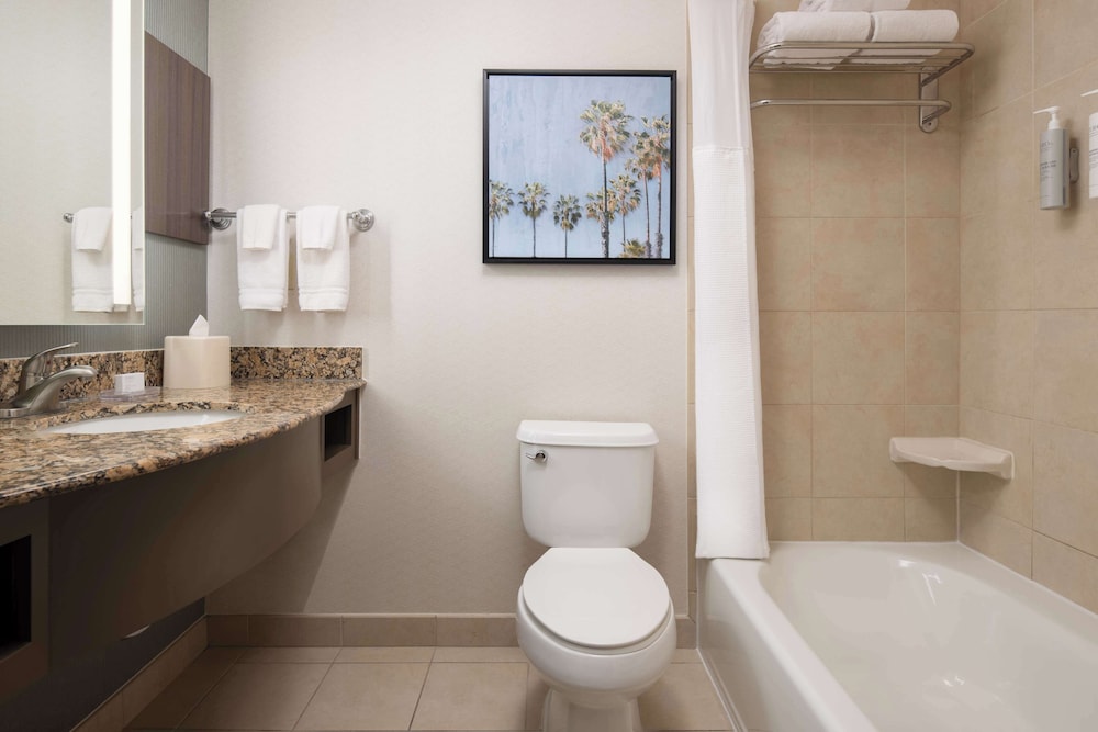 Hilton Garden Inn Fontana - photo 29