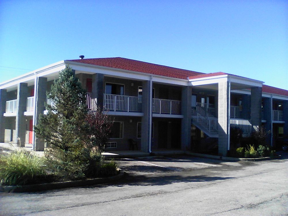 Campton Parkway Inn - photo 47
