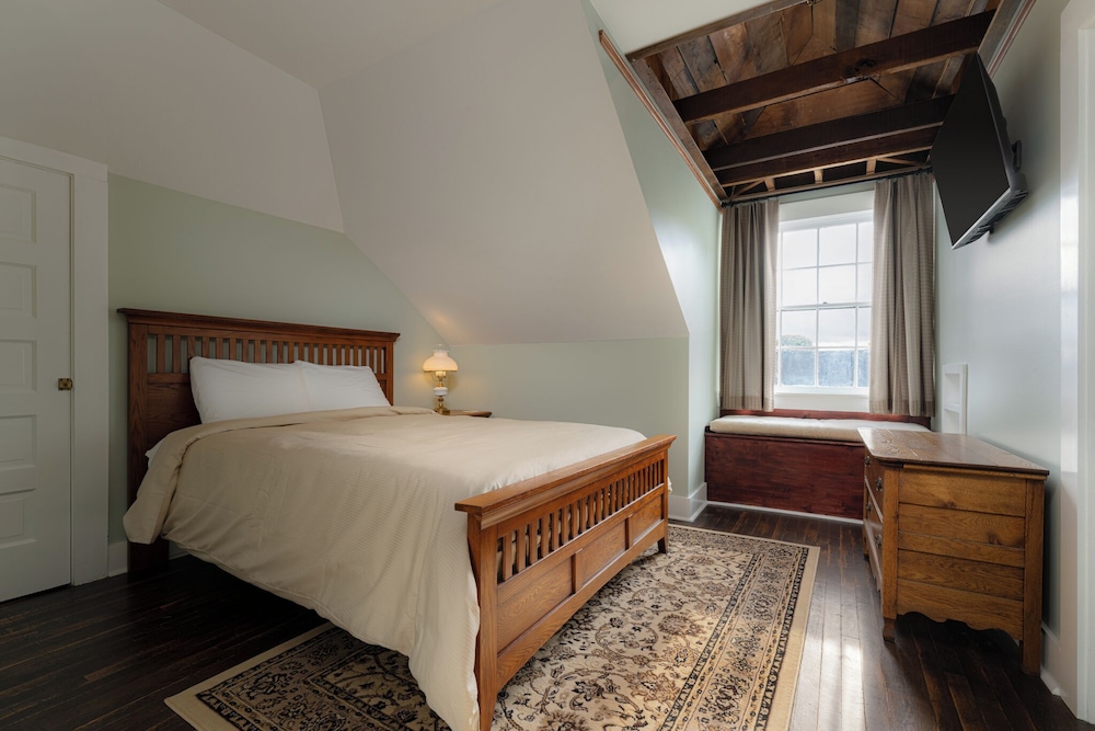The NuWray Hotel & Carriage House - photo 30